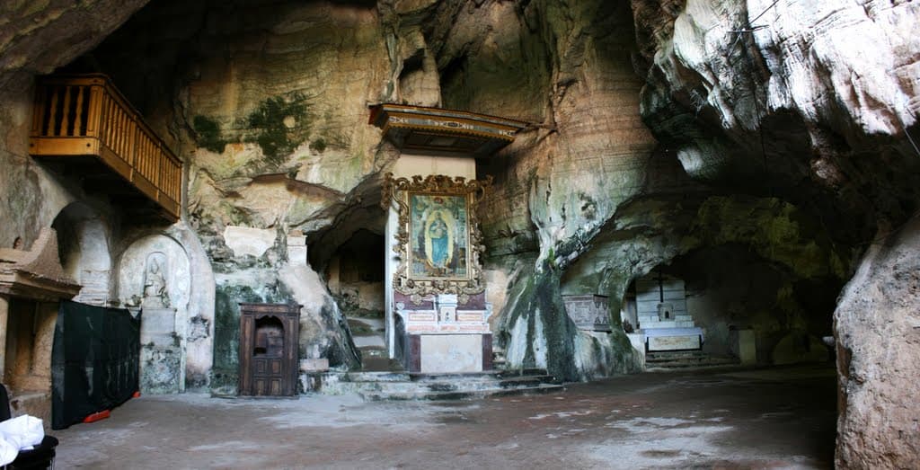 Wnętrze groty św. Michała Archanioła w Sant’Angelo a Fasanella