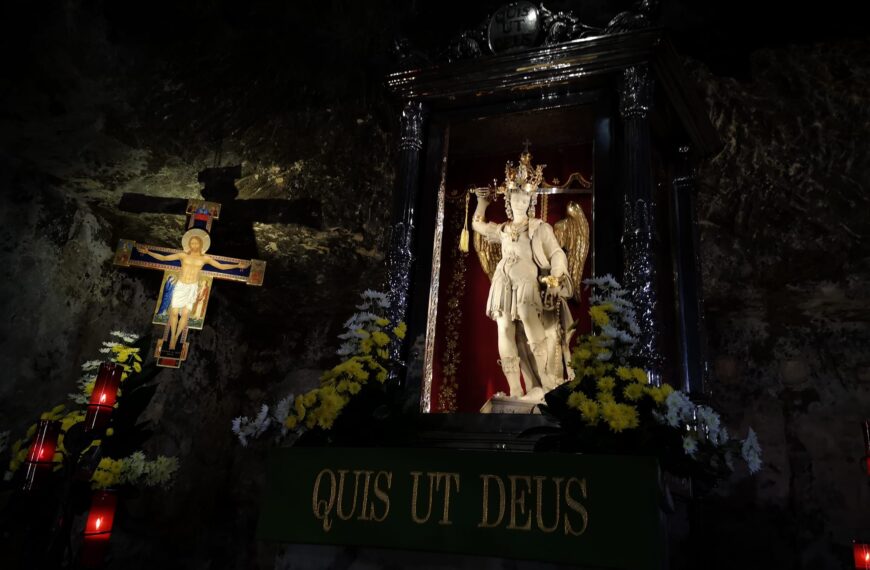 „W tym miejscu słychać śpiew Aniołów”. Grota Objawień św. Michała Archanioła na Gargano