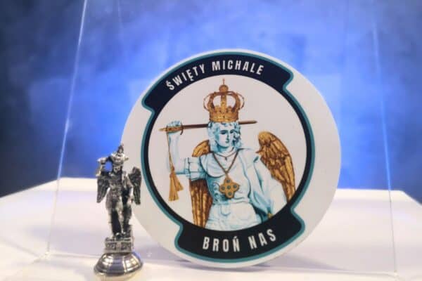 Zestaw samochodowy ze św. Michałem (Święty Michale broń nas białe tło + Figurka św. Michała Archanioła na samoprzylepcu)