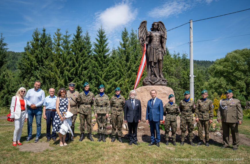 Pomnik św. Michała Archanioła w Ustrzykach Dolnych-Jasieniu